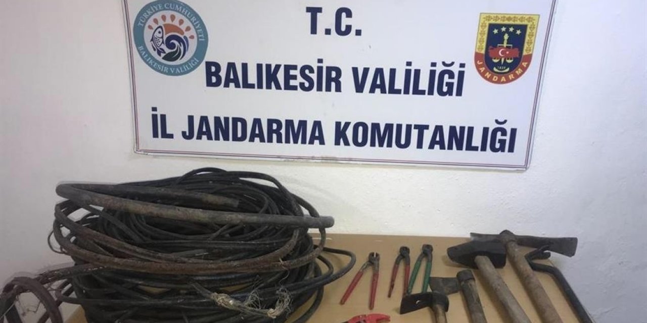 Yere Gömülü Kabloları Sökerken Suçüstü Yakalandılar