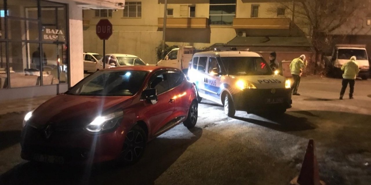 Polis Aracına Çarpıp Kaçan Ehliyetsiz Sürücü Ve Arkadaşı Yakalandı