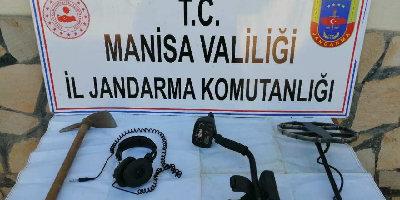 Kaçak Kazı Yaparken Yakalandılar Sokağa Çıkma İhlalinden Ceza Yediler
