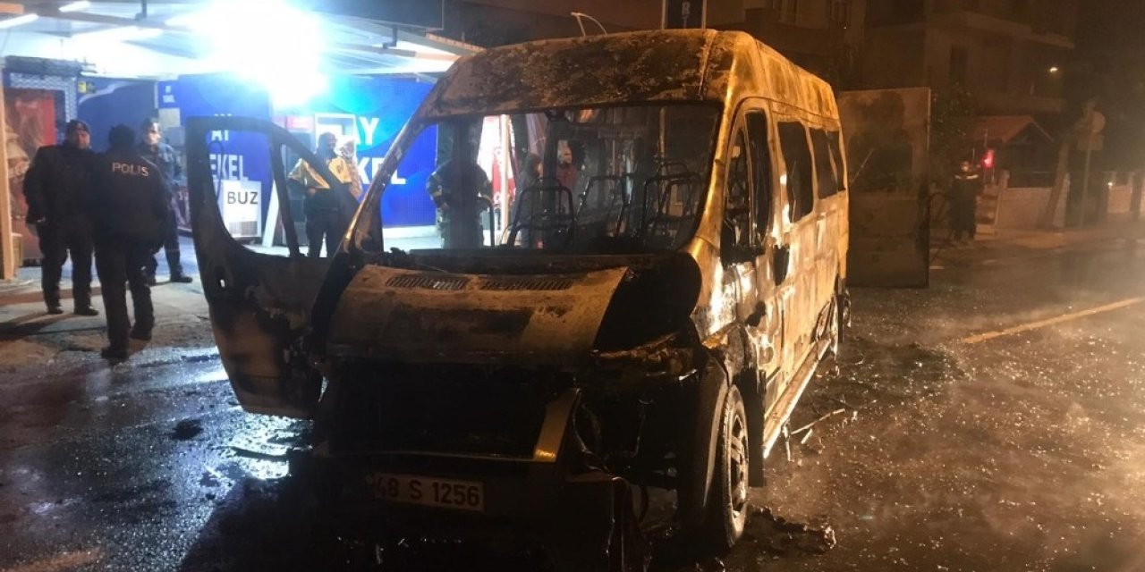Hastane Servisi Alevlere Teslim Oldu, Sağlık Çalışanları Son Anda Kurtuldu