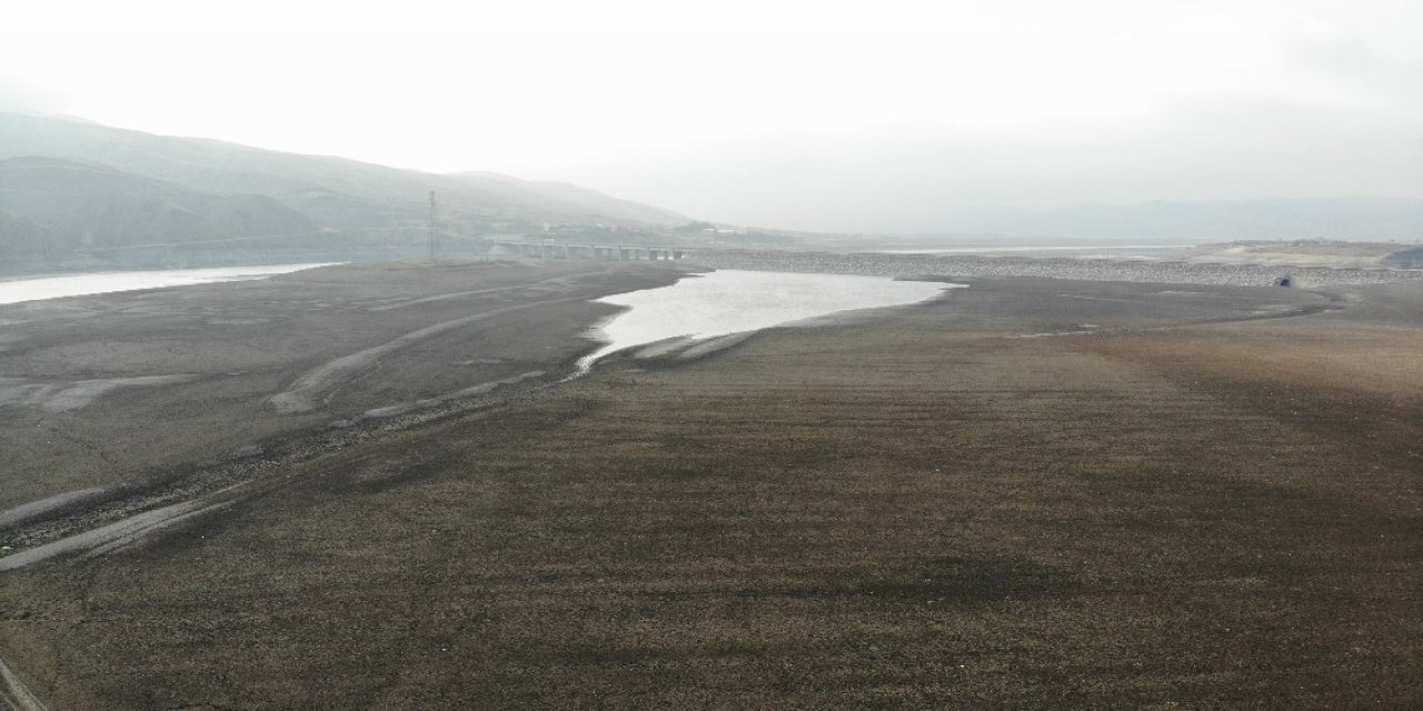 Elazığ’da Sular Çekildi, Barajı Besleyen Koca Nehir Dereye Döndü