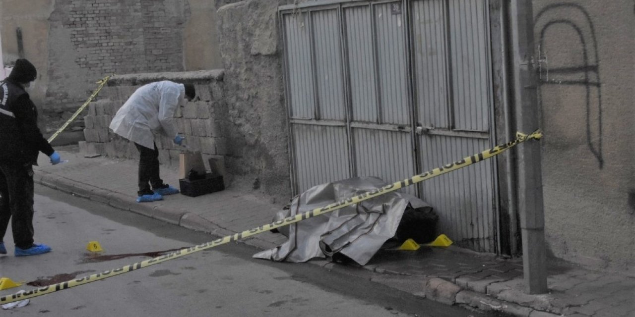 Boşanma Aşamasındaki Karısını Sokakta Öldürüp İntihar Girişiminde Bulundu