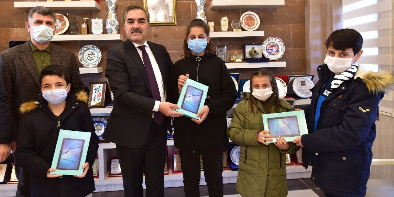 Ahlat Belediyesinden Öğrencilere Bilgisayar Ve Tablet Desteği