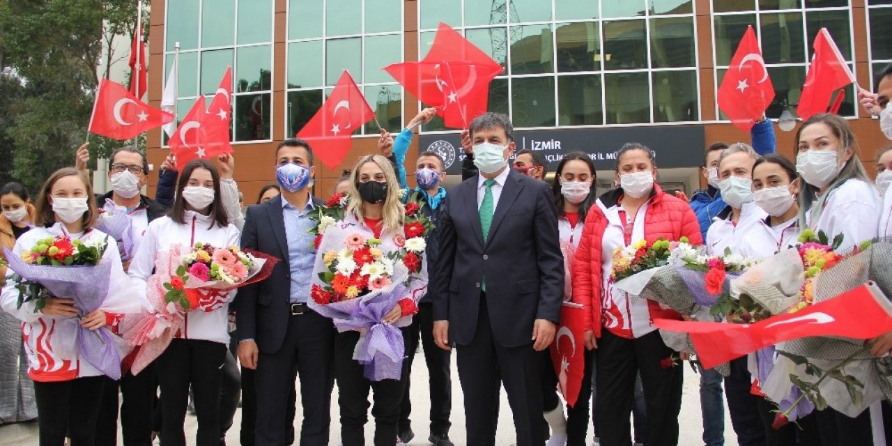 Şampiyonu, Şampiyonlar Karşıladı