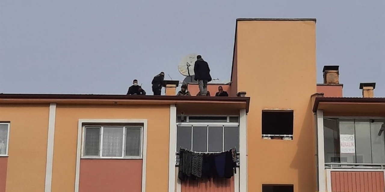 7 Katlı Binanın Çatısına Çıkan Adam, 1 Saatlik Uğraş Sonrası İntihardan Vazgeçirildi