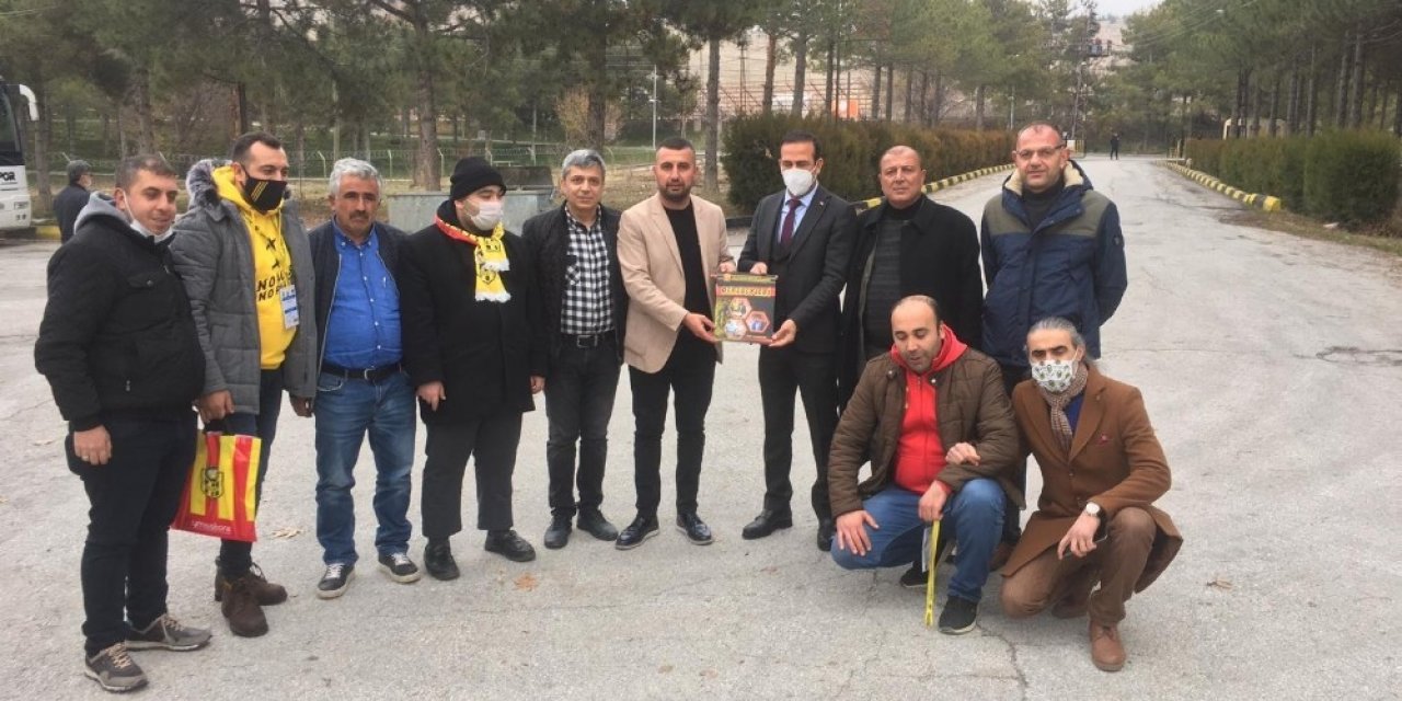 Derginin İlk Sayısı Kulüp Başkanı Adil Gevrek’e Verildi