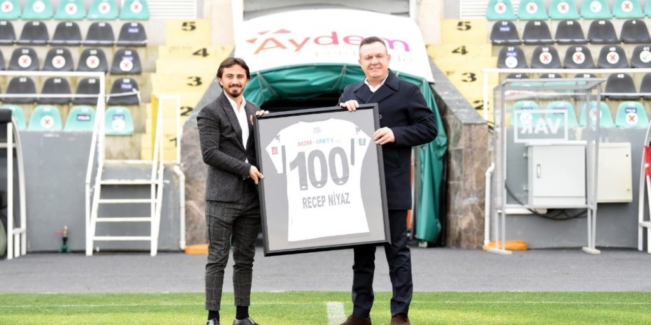 Recep Niyaz’a 100. Maç Hediyesi