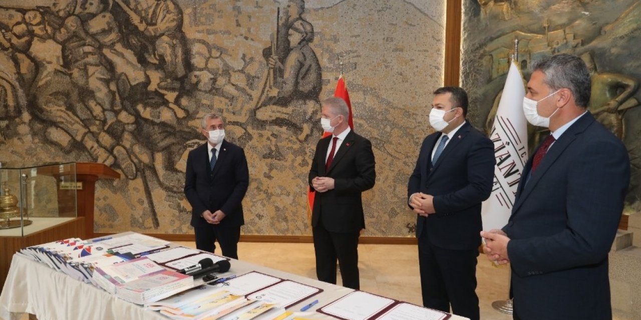 Şahinbey’de Öğrencilere Soru Bankası Desteği