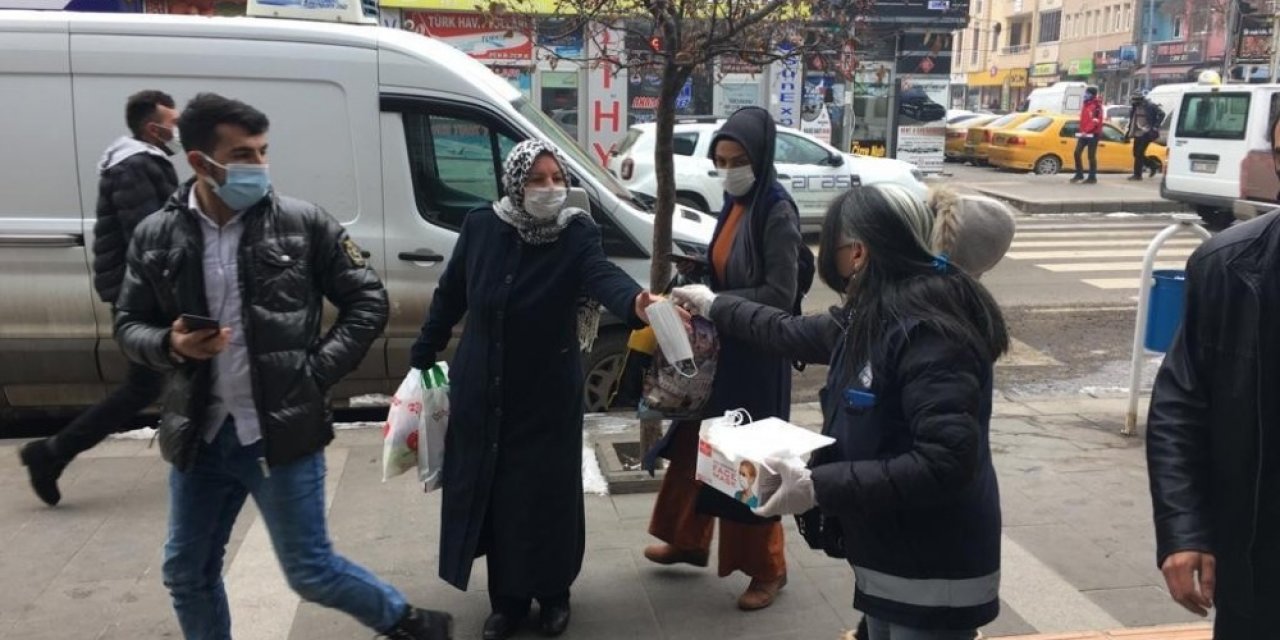 Kars’ta Belediye Vatandaşlara Maske Dağıttı
