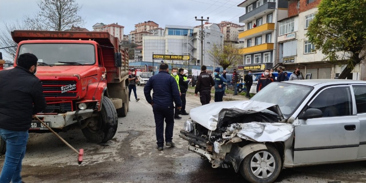 Zonguldak’ta Kamyon İle Otomobil Kafa Kafaya Çarpıştı: 3 Yaralı
