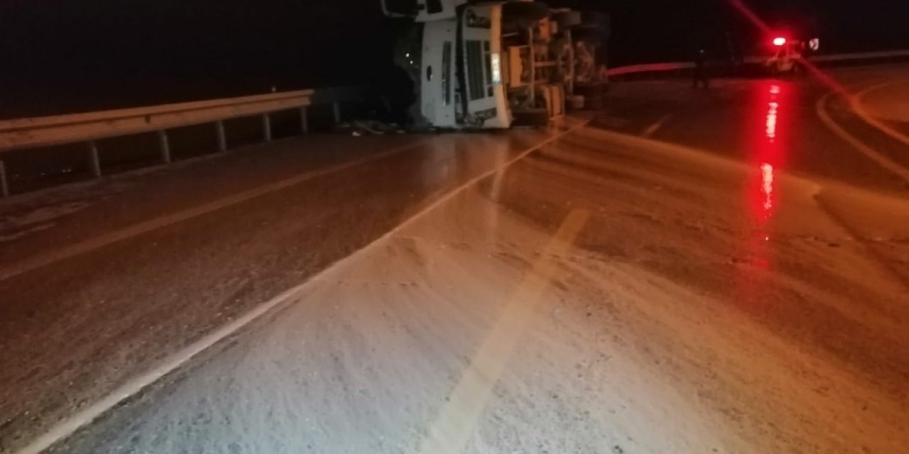 Süt Tankeri Devrildi, Tonlarca Süt Yola Döküldü