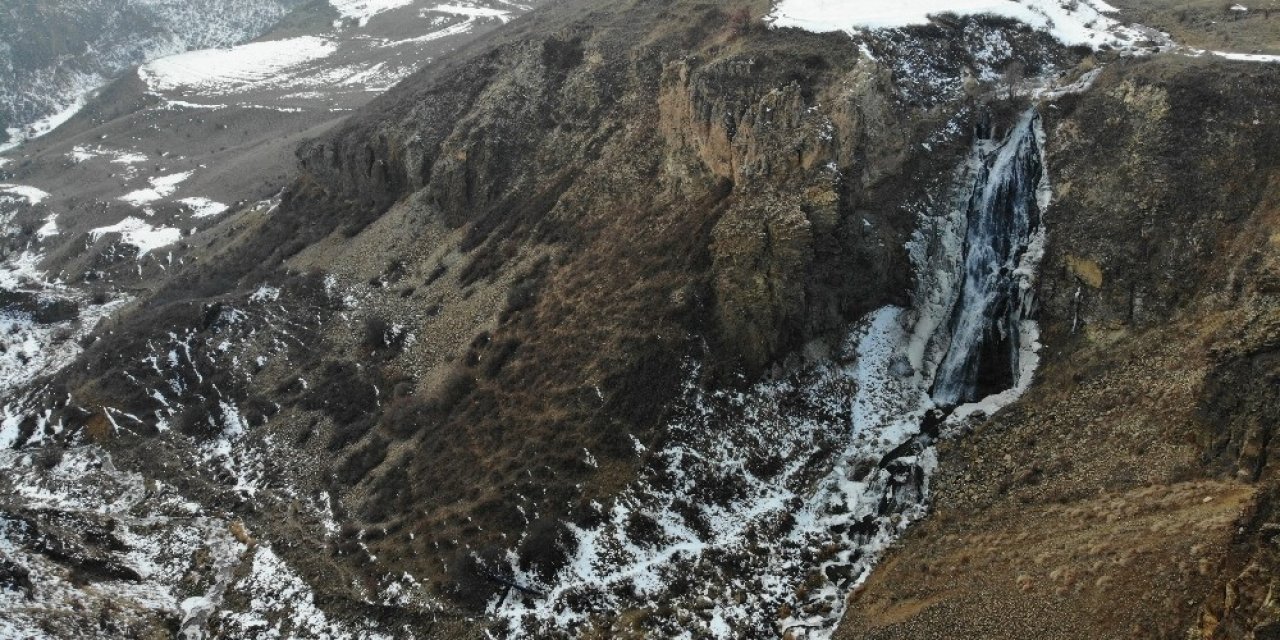 Susuz Şelalesi Kısmen Dondu