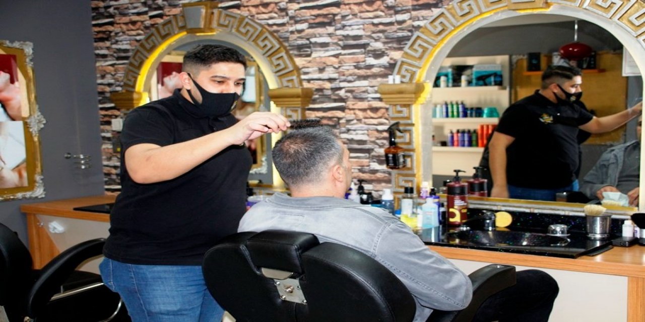 Balıkesir Edremit'te covid-19 pandemi salgını nedeni ile kapanan esnafa ücretsiz traş