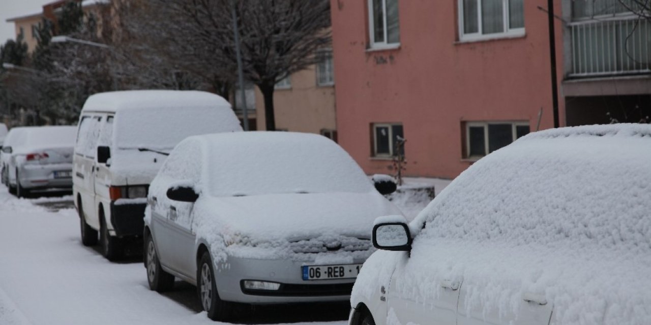 Ahlat’ta Mevsimin İlk Karı Yağdı