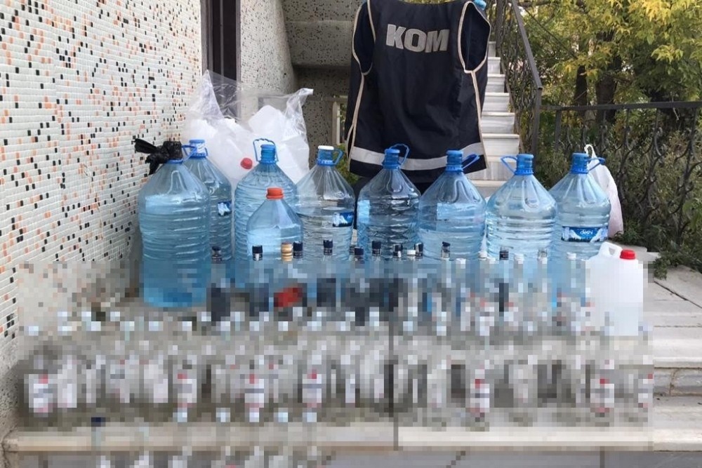 Piyasaya sürülmeye hazır 160 litre sahte alkol ele geçirildi