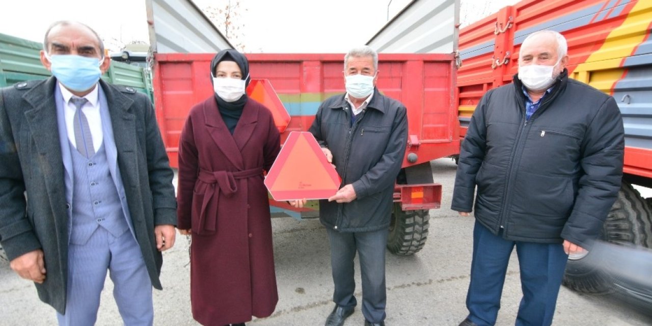 Akyurt Belediyesi Çiftçilere Reflektör Dağıttı