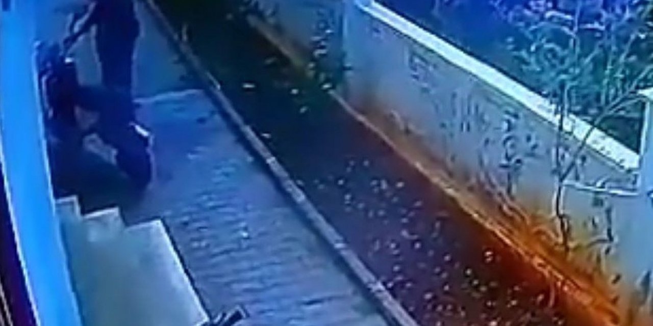 Hırsızın Gözüne Kestirdiği Elektrikli Bisikleti Çalması Güvenlik Kamerasında