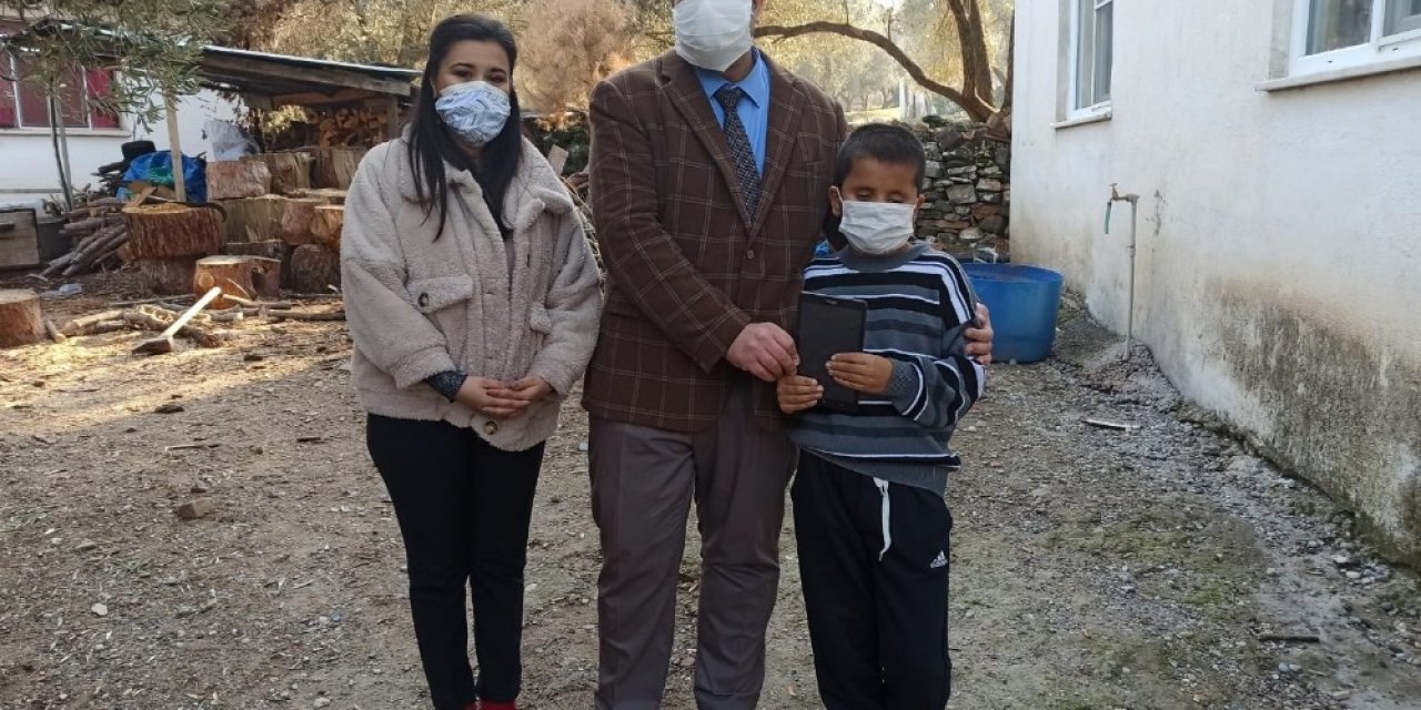 Görme Engelli Orhan Can’a Çerçioğlu’ndan Tablet Hediyesi