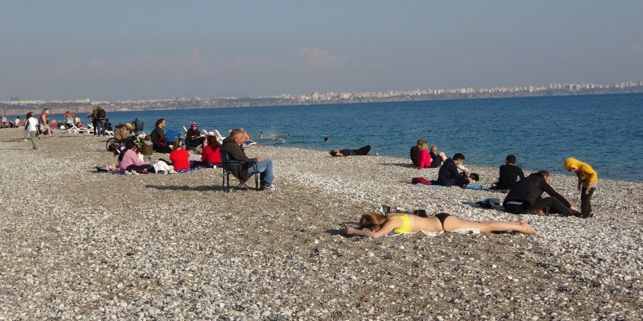 Antalya’da Güneşi Görenler Sahile Koştu