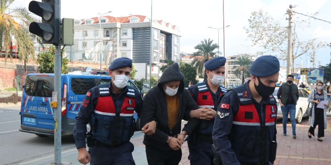 Boğazına Bıçak Dayadığı Rus Turisti Cinsel Taciz Bulunup Gasp Etti