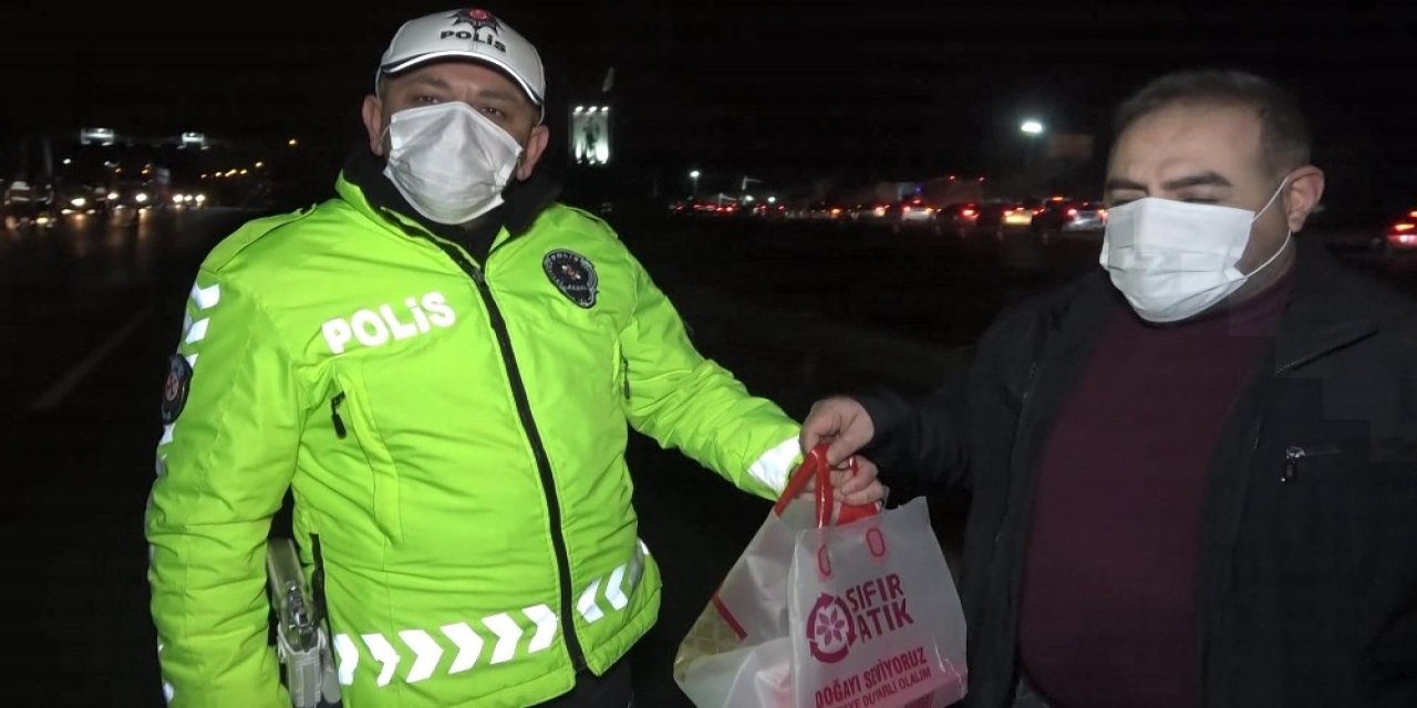 Sokağa Çıkma Kısıtlamasında Vatandaştan Polise Baklava İkramı