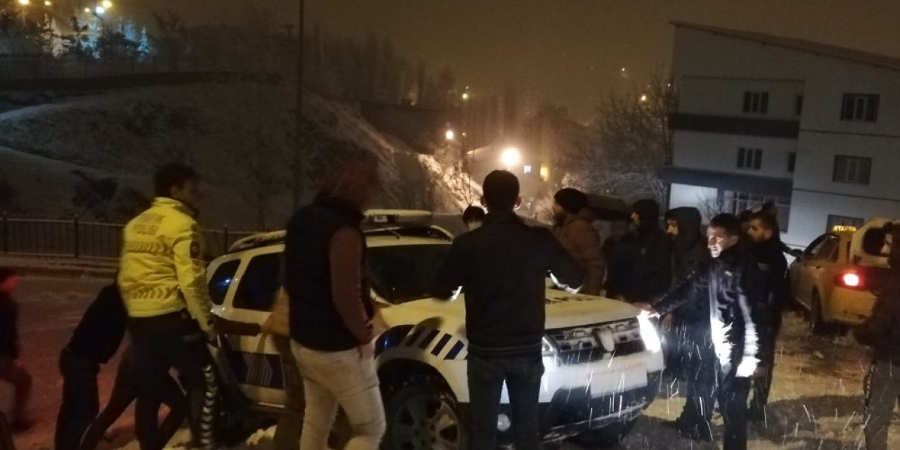 Hakkari’de Kar Nedeniyle Kayganlaşan Yolda Trafik Kazası