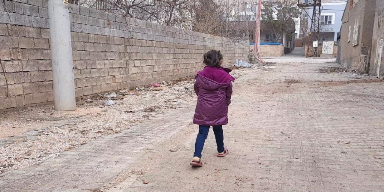 Tableti Olmayan 7 Yaşındaki Öğrenci, Canlı Derslere Katılmak İçin Her Gün 1 Kilometre Yürüyor