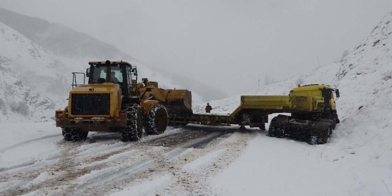 Muş’ta Kardan Kapanan Yollar Ulaşıma Açılıyor