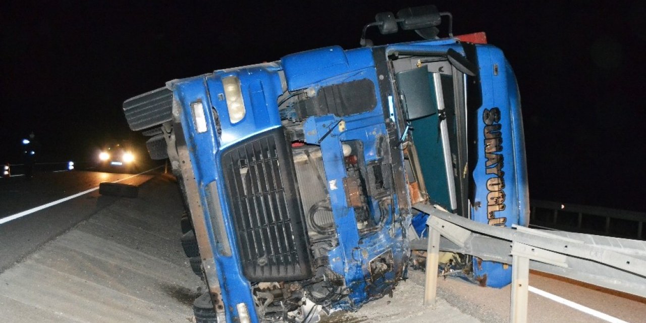 Bariyerler Devrilen Tırın Kabinine Ok Gibi Saplandı: 2 Ölü