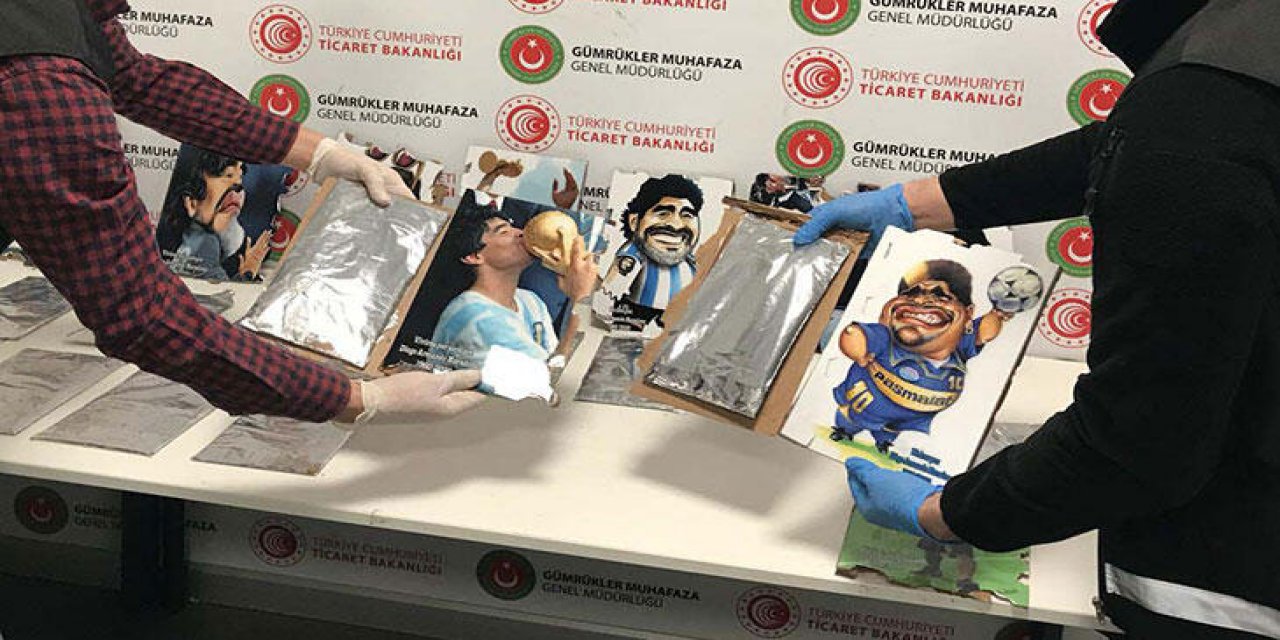 Gümrük muafaza ekiplerinden kaçamadı..! Uyuşturucuyu Maradona tablolarına gizlediler