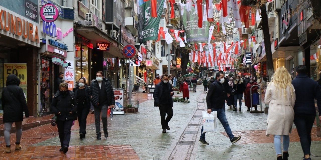 Kocaeli’nin İşlek Cadde Ve Sokaklarında Maskesiz Gezen İnsanlar ’pes’ Dedirtti