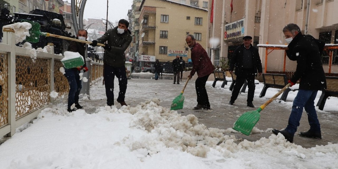 Hakkari’de Kar Timleri Görev Başında