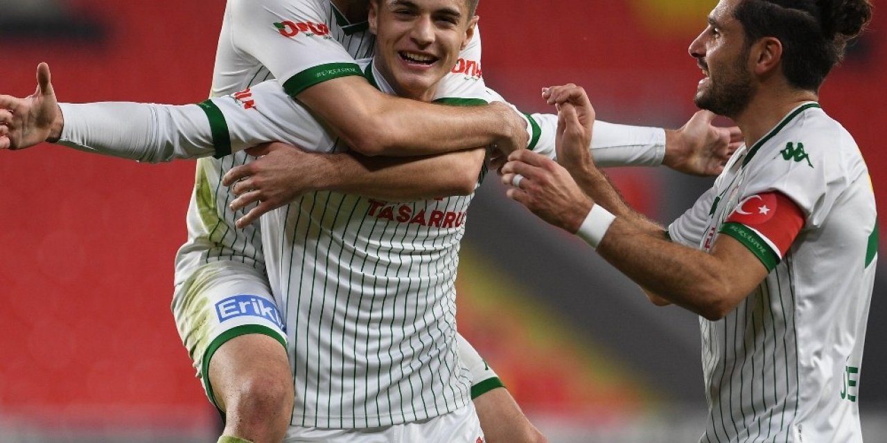 Bursaspor İmkansızlıklara Rağmen Geçen Sezonu Yakalıyor