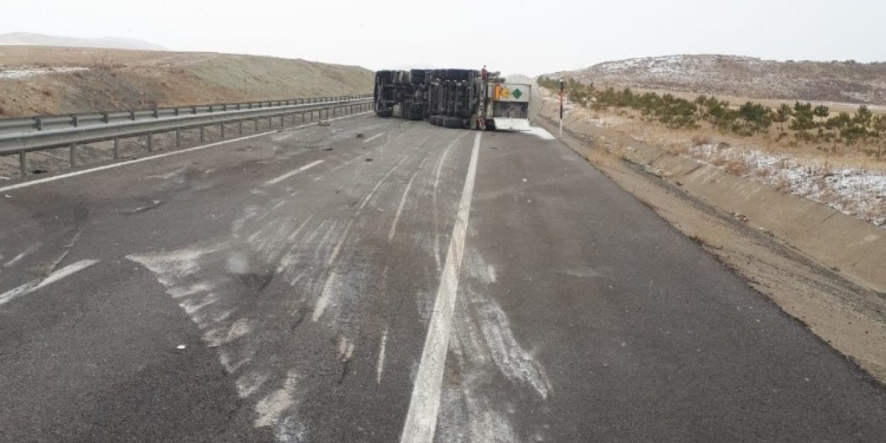 Gaz Yüklü Tanker Devrildi, Sivas-kayseri Karayolu Trafiğe Kapatıldı