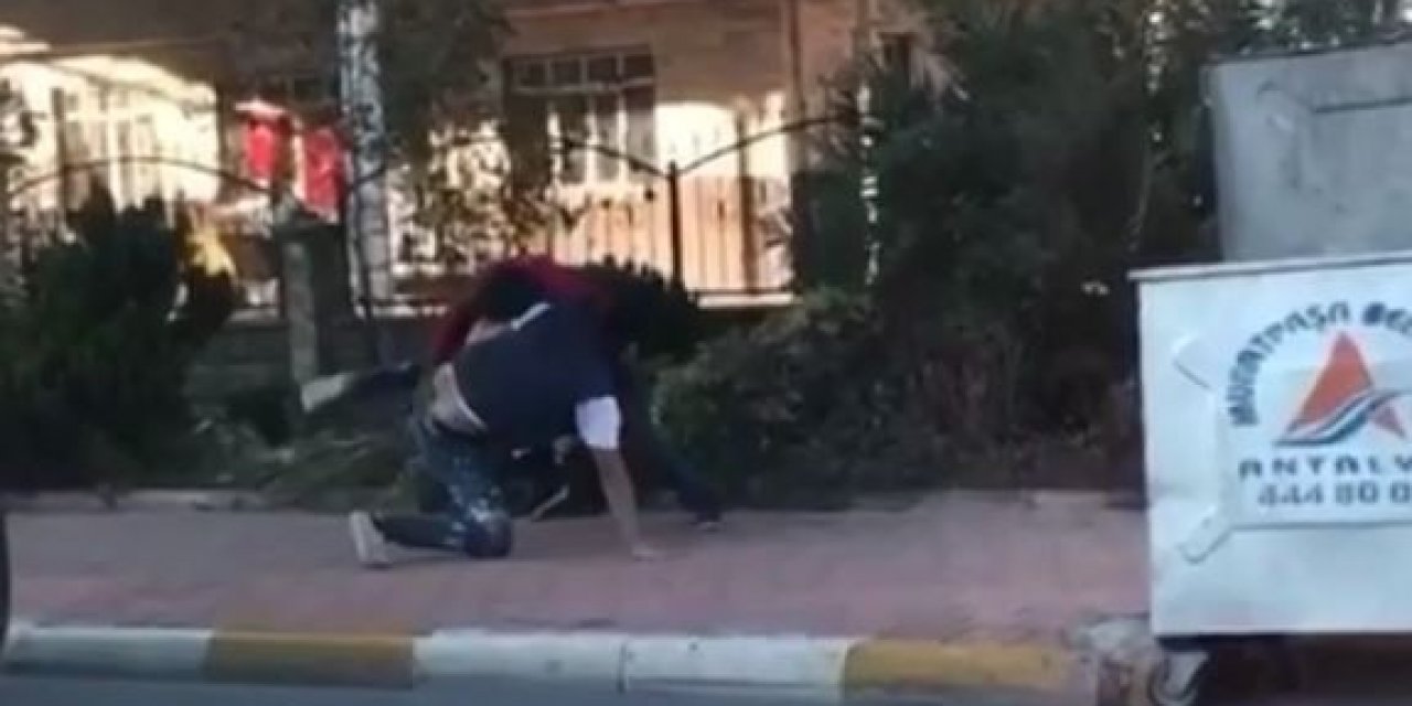 Sürücülerin Kaldırımdaki Trafik Kavgası Cep Telefonu Kamerasında