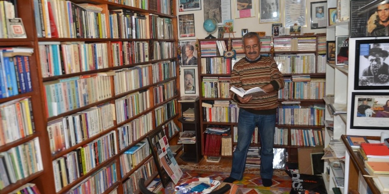 Emekli Öğretmen, Evini Kütüphaneye Çevirdi
