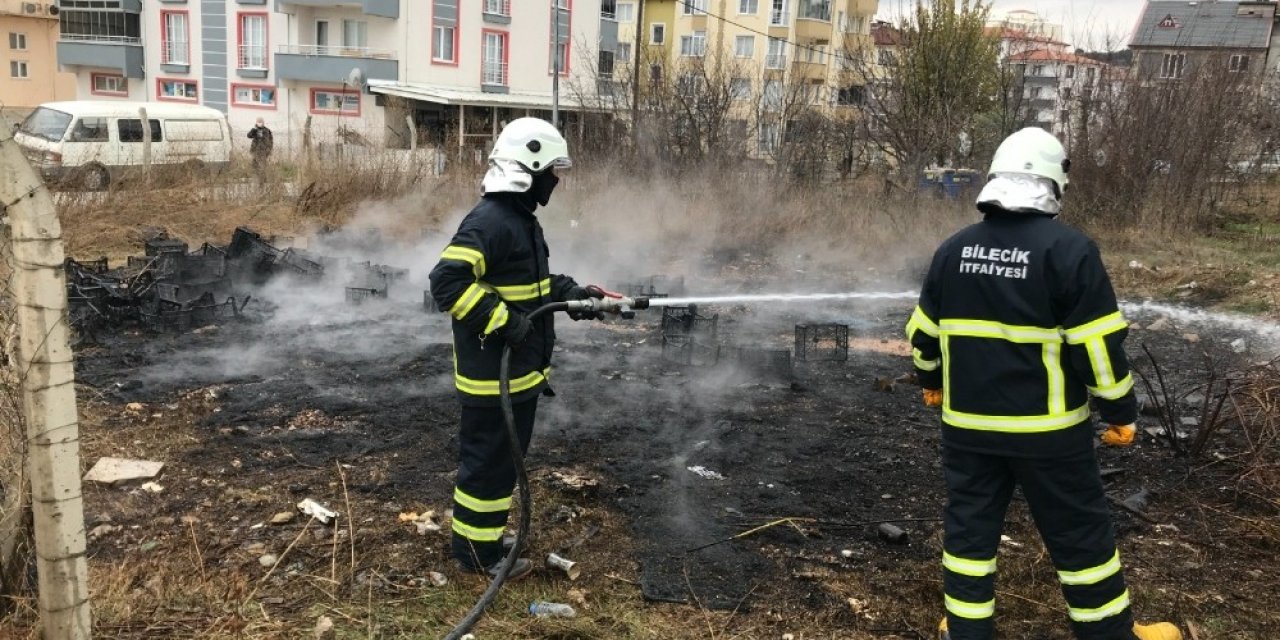 Çöp Konteynırı Önüne Dökülen Soba Külü Yangına Neden Oldu