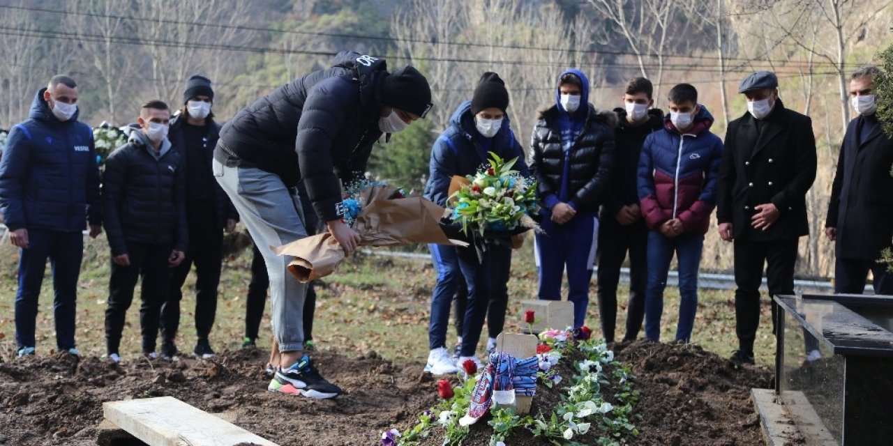 Abdullah Avcı Ve Futbolcular, Özkan Sümer’in Mezarını Ziyaret Etti