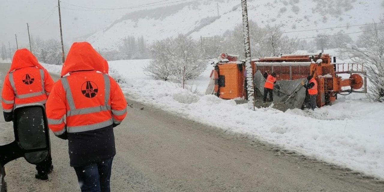 Kar Temizleme Çalışması Yapan İş Makinesi Devrildi