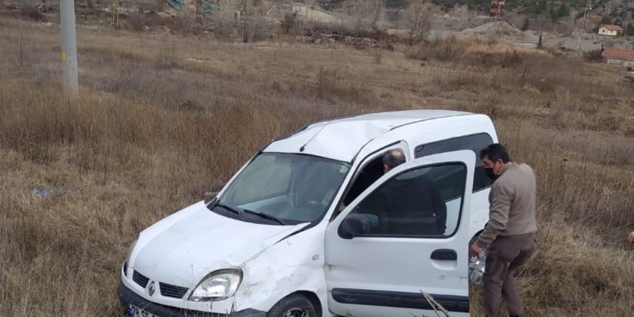 Kontrolden Çıkan Hafif Ticari Araç Takla Attı : 3 Yaralı