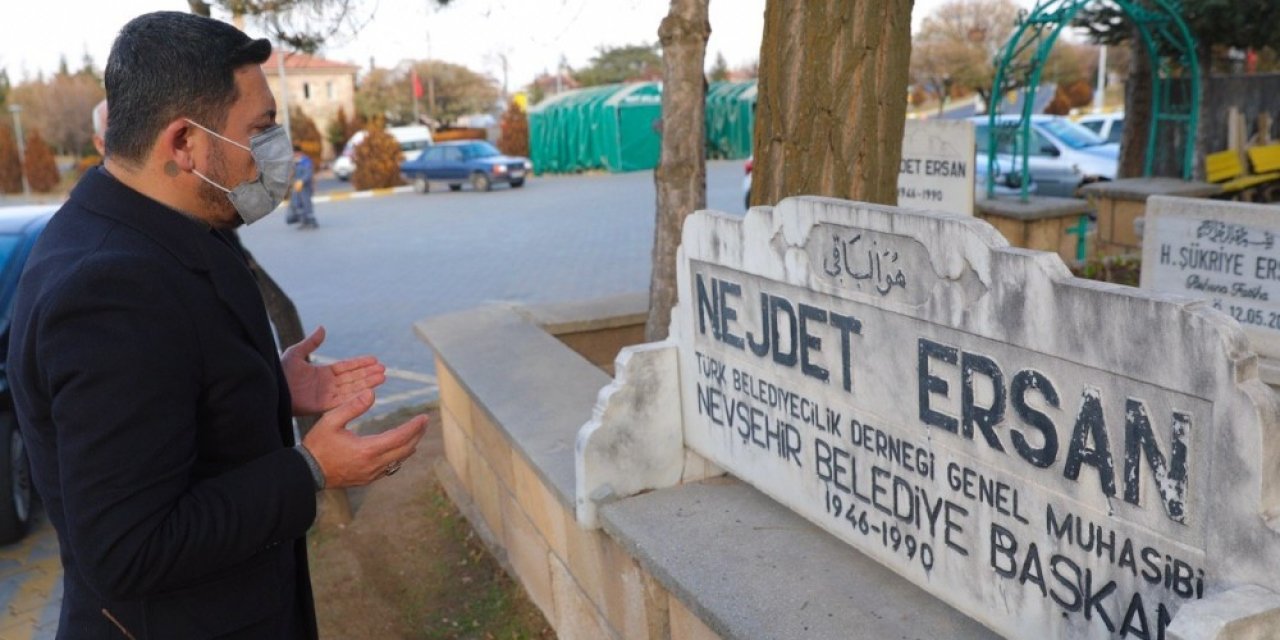 Başkan Rasim Arı; Eski Belediye Başkanlarından Nejdet Ersan’ın Kabrini Ziyaret Etti