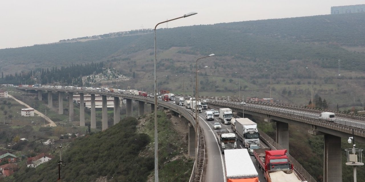 Tem’de 7 Araç Birbirine Girdi, Kilometrelerce Uzunlukta Kuyruk Oluştu