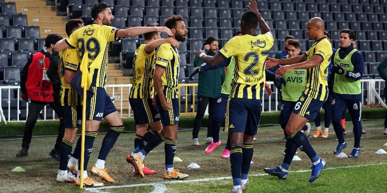 Süper Lig: Fenerbahçe: 1 - Medipol Başakşehir: 1 (ilk Yarı)