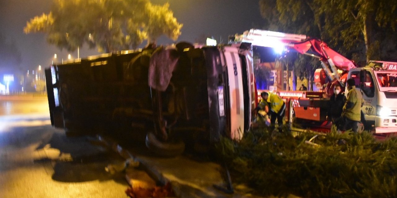 İzmir’de Kontrolden Çıkan Kamyon Yan Yattı: 1 Ağır Yaralı