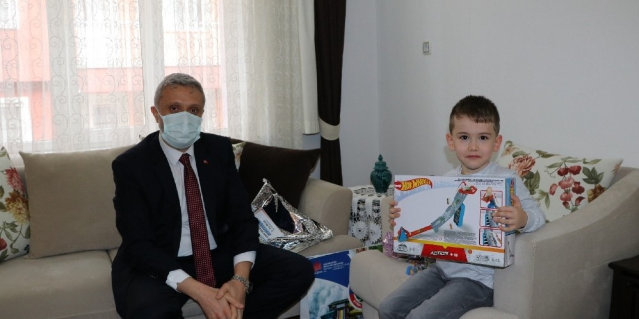 Başkan Biçer’den Anaokulu Öğrencisine Sürpriz Ziyaret