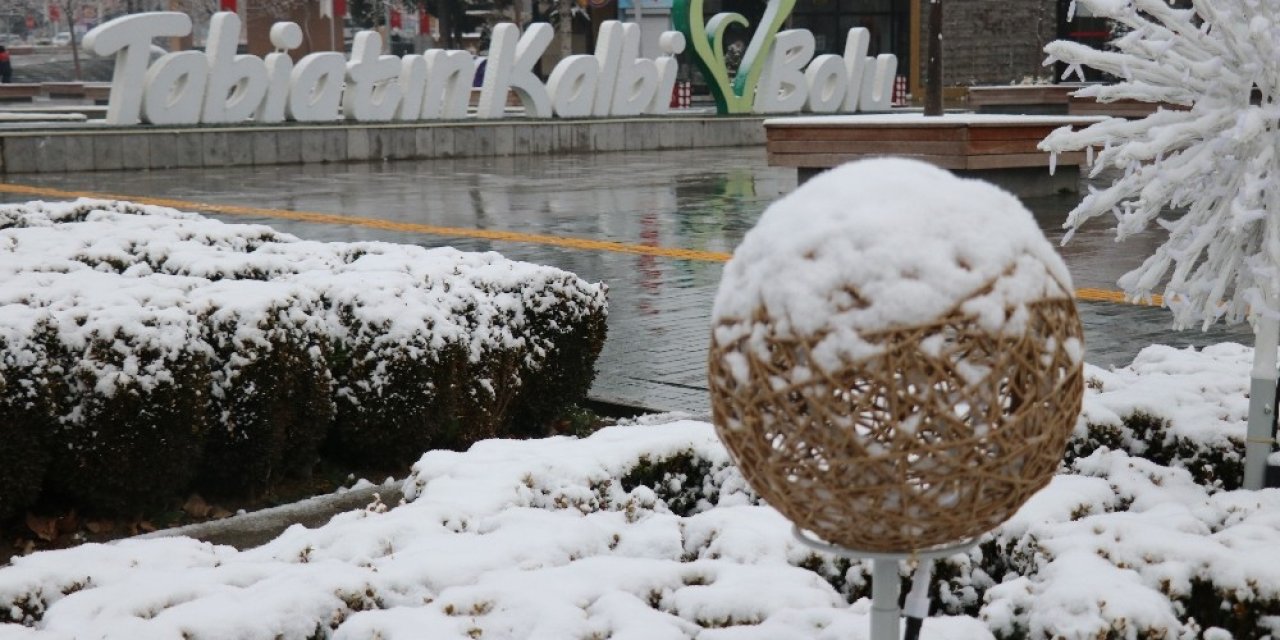Bolu’da Kent Merkezine Mevsimin İlk Karı Düştü