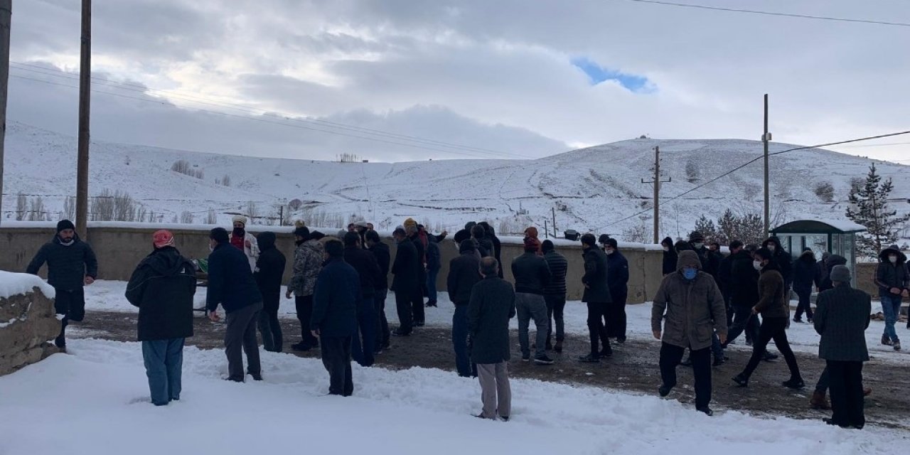 Babaları Tarafından Öldürülen 2 Çocuk Toprağa Verildi