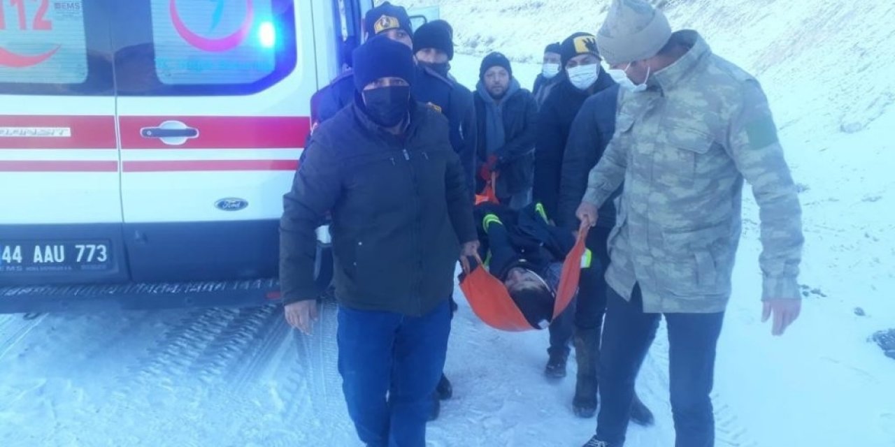 Karda Kayan Araç Uçuruma Yuvarlandı: 2 Yaralı