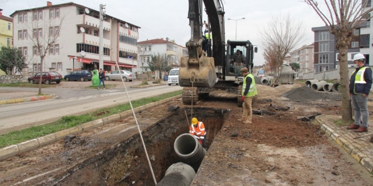 Hendek’te Yağmur Suyu Hattı Çalışmaları Sürüyor