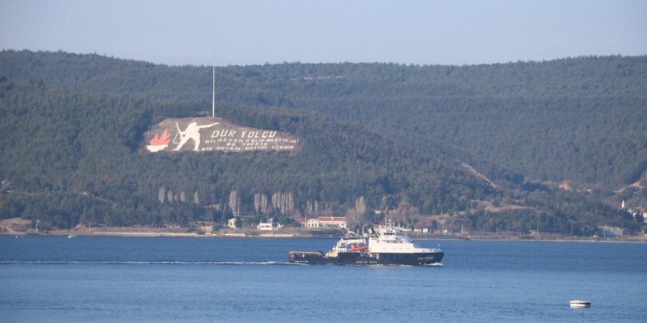 Rus Askeri Römorkörü Çanakkale Boğazı’ndan Geçti